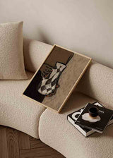 Cuadro ilustrativo con manos sosteniendo un jarrón geométrico en blanco y negro, disponible en kudeko.com.