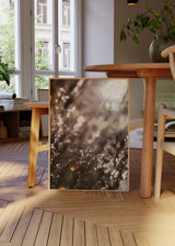 Cuadro minimalista con luz dorada sobre un campo natural y efecto bokeh. Disponible en kudeko.com.