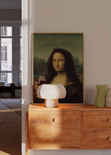 Cuadro pop-art de la Mona Lisa con parches dorados en los ojos y una copa de vino, disponible en kudeko.com.