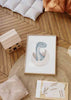 Cuadro infantil con ilustración de dinosaurio azul recién nacido. kudeko.com
