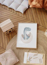 Cuadro infantil con ilustración de dinosaurio azul recién nacido. kudeko.com