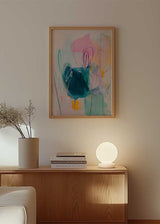 Cuadro abstracto colorido con formas libres en azul, rosa y amarillo, kudeko.com