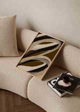 Cuadro abstracto minimalista con trazos curvos en tonos beige, negro y marrón oscuro, disponible en kudeko.com.