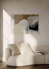 Quadro abstrato minimalista com formas suaves em tons de bege, branco e preto, estilo decorativo sóbrio. Disponível em kudeko.com