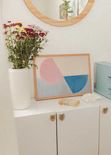 Quadro horizontal abstrato geométrico em rosa e azul com formas equilibradas e estilo decorativo moderno. Disponível em kudeko.com