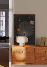 Cuadro surrealista con figura humana entrando en singularidad cósmica, rodeado de planetas y estrellas, disponible en kudeko.com.