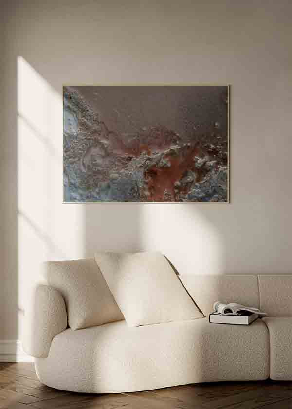 Cuadro horizontal con composición abstracta de texturas minerales, relieves orgánicos y tonos tierra, cobre, gris piedra y rosa suave, de estilo abstracto. Disponible en kudeko.com