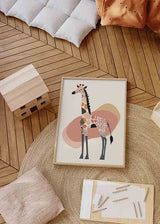 Cuadro de jirafa decorativa con formas orgánicas, patrones suaves, fondo claro, tonos arena, terracota, rosa empolvado y negro, de estilo infantil. Disponible en kudeko.com