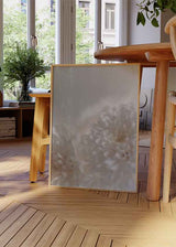 Cuadro de flores blancas en primer plano con luz suave, ideal para decoraciones modernas y nórdicas. Disponible en kudeko.com.