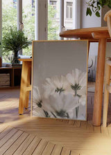 Cuadro minimalista con flores blancas en luz suave y fondo neutro. Disponible en kudeko.com.