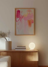 Cuadro abstracto en tonos fucsia y rosa con fondo claro, kudeko.com