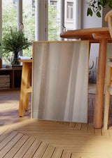 Cuadro minimalista con diseño de cortinas translúcidas en tonos neutros, disponible en kudeko.com.