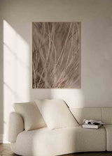 Cuadro fotográfico de hierbas secas en tonos beige y marrón claro, disponible en kudeko.com.