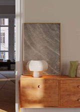 Cuadro minimalista con reflejos y ondas en el agua, ideal para decoraciones modernas y nórdicas. Disponible en kudeko.com.