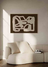 Quadro horizontal abstrato com formas geométricas brancas sobre fundo castanho escuro, com um estilo decorativo simples e contemporâneo. Disponível em kudeko.com