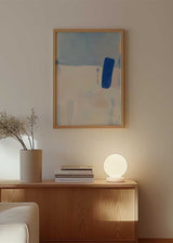 Cuadro abstracto con fondo claro y detalles en azul y pastel, kudeko.com