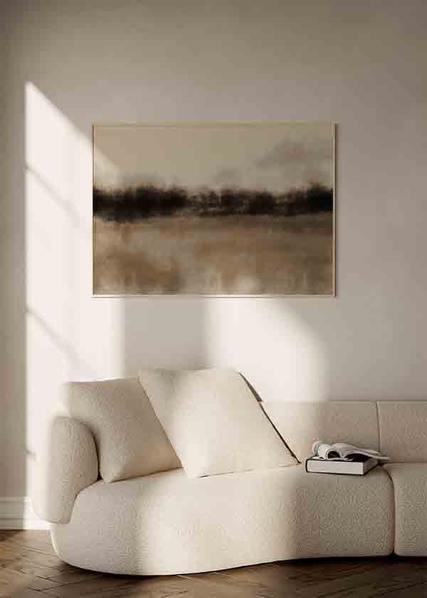 Cuadro horizontal de paisaje abstracto con campo en tonos beige y arena, línea de árboles oscuros difuminados y atmósfera serena, de estilo abstracto. Disponible en kudeko.com