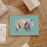 Horizontales Wandbild mit illustriertem Bären im Profil, mintgrünem Hintergrund, Rosa, Gelb, Blau, Koralle und Weiß im kindlichen Stil für Babyzimmer oder Spielecke. Erhältlich auf kudeko.com