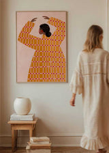 Cuadro ilustrado colorido mujer con vestido geométrico amarillo y rojo de Bea Muller, kudeko.com