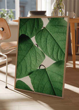 Cuadro con hojas verdes en primer plano, destacando su textura y frescura. Disponible en kudeko.com.