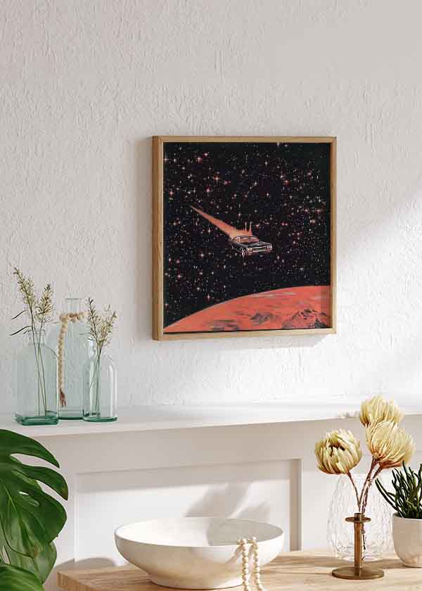 Surrealistisches Wandbild eines klassischen Autos, das mit feuriger Spur durch den Weltraum reist. Erhältlich auf kudeko.com