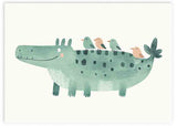 Tableau horizontal avec crocodile vert allongé, taches sombres, petits oiseaux pastel sur le dos, fond clair et style enfantin doux pour chambre de bébé. Disponible sur kudeko.com