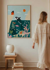 Cuadro ilustrado colorido con orca saltando en el océano frente a una mujer en acantilado, obra de Bea Muller, kudeko.com