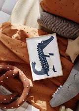 Wandbild für Kinder mit Krokodil in Dunkelblau und Weiß, dekorativen Punkten, länglicher Silhouette und hellem Hintergrund, in einem klaren kindgerechten Stil. Erhältlich auf kudeko.com