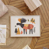 Quadro horizontal com veado infantil de formas simples, folhas e pequenas árvores em mostarda, terracota, preto e verde oliva, num estilo ilustrado para quarto de criança. Disponível em kudeko.com