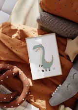 Cuadro infantil con ilustración de dinosaurio azul en tonos suaves. kudeko.com