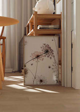 Cuadro minimalista con flores silvestres en tonos suaves sobre fondo blanco, ideal para decoraciones nórdicas. Disponible en kudeko.com.