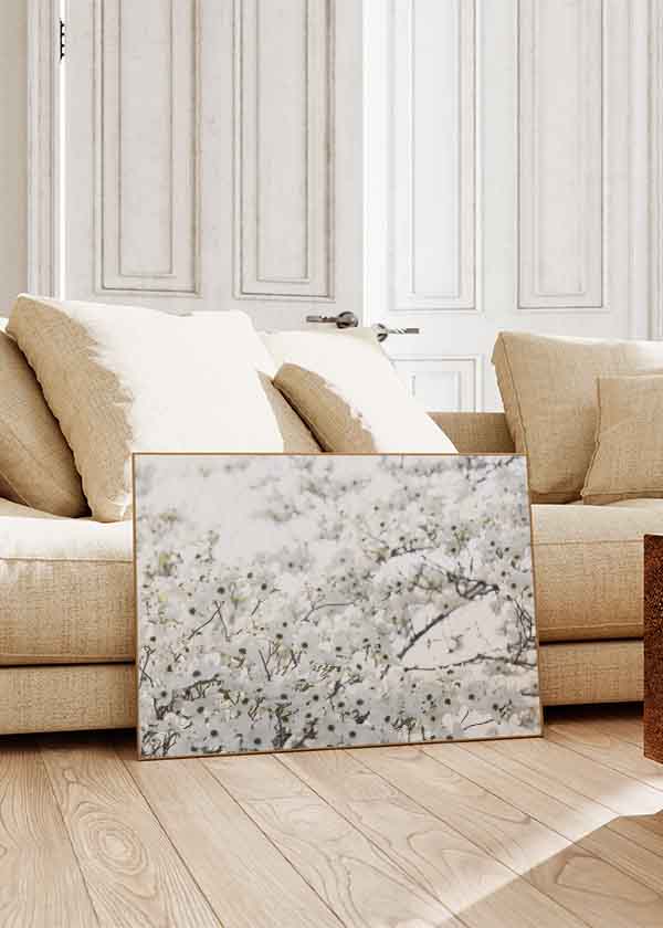 Tableau horizontal de fleurs blanches sur une branche sur fond clair, style décoratif doux et lumineux. Disponible sur kudeko.com