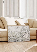 Cuadro horizontal de flores blancas en rama sobre fondo claro. Disponible en kudeko.com.