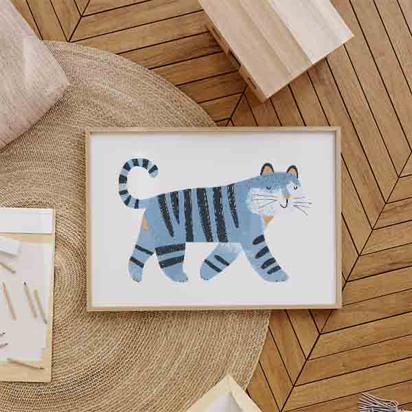 Horizontales Wandbild mit blauem Tiger, schwarzen Streifen, weißen Details, beigen Akzenten, hellem Hintergrund und kindlichem Stil für Kinderzimmer oder Babyzimmer. Erhältlich auf kudeko.com