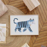 Cuadro horizontal con tigre azul de rayas negras, rostro tierno, detalles blancos y fondo claro, en estilo infantil. Disponible en kudeko.com
