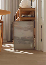 Cuadro fotográfico con cielo nuboso en tonos suaves y aves en vuelo, evocando calma y libertad. Disponible en kudeko.com.