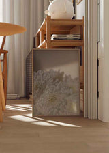 Cuadro con flores blancas y luz natural, transmitiendo serenidad y frescura. Disponible en kudeko.com.