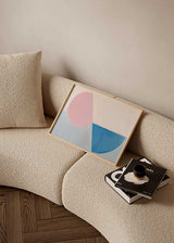 Quadro horizontal abstrato geométrico em rosa e azul com formas equilibradas e estilo decorativo moderno. Disponível em kudeko.com