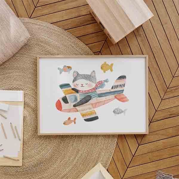Horizontales Wandbild mit grauer Katze mit geschlossenen Augen in einem Flugzeug in Petrolblau, Rosa, Senfgelb und Koralle, umgeben von kleinen Fischen, im sanften Kinderstil. Erhältlich auf kudeko.com