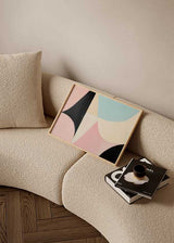 Horizontales Wandbild abstrakt geometrisch in Pastelltönen mit Schwarz, moderner dekorativer Stil und ausgewogene Komposition. Erhältlich auf kudeko.com