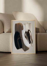 Cuadro abstracto en tonos neutros, negros y beige con trazos orgánicos, disponible en kudeko.com.