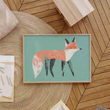 Tableau horizontal avec renard allongé orange et blanc, pattes noires, fond vert d’eau et style enfantin aux formes simples et douces. Disponible sur kudeko.com