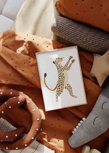 Cuadro infantil de leopardo juguetón en tonos cálidos. kudeko.com