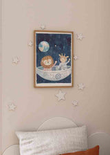 Cuadro con león y jirafa astronautas en nave espacial, fondo azul estrellado, planeta celeste y estilo infantil tierno. Disponible en kudeko.com