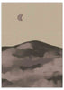 Cuadro minimalista con paisaje nocturno, luna creciente y montañas en tonos beige y marrón oscuro, disponible en kudeko.com.