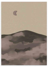Cuadro minimalista con paisaje nocturno, luna creciente y montañas en tonos beige y marrón oscuro, disponible en kudeko.com.