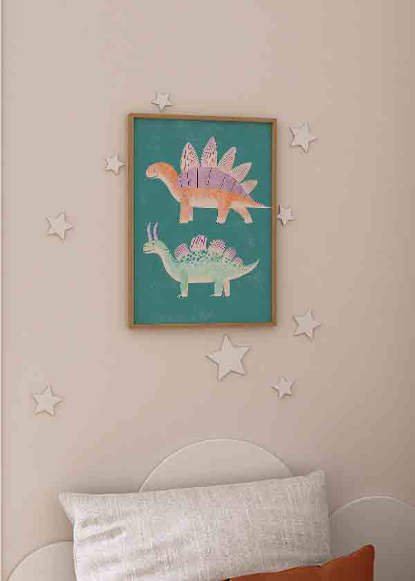 Quadro emoldurado com dois dinossauros de formas suaves, fundo turquesa, tons de pêssego, lilás, verde água e detalhes rosados, em estilo infantil pastel. Disponível em kudeko.com
