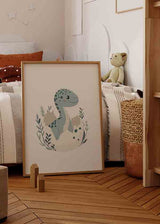 Cuadro infantil con ilustración de dinosaurio azul saliendo de su cascarón rodeado de plantas. kudeko.com