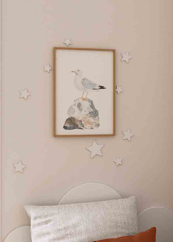 Wandbild mit weißer und grauer Möwe auf einem Felsen in Beige-, Blau- und Steintönen, im kindlichen Stil mit sanfter Komposition und neutralem Hintergrund. Erhältlich auf kudeko.com