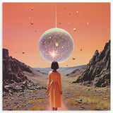Surrealistisches Wandbild mit einer Frau, die eine leuchtende Sphäre in einer Wüstenlandschaft betrachtet. Erhältlich auf kudeko.com